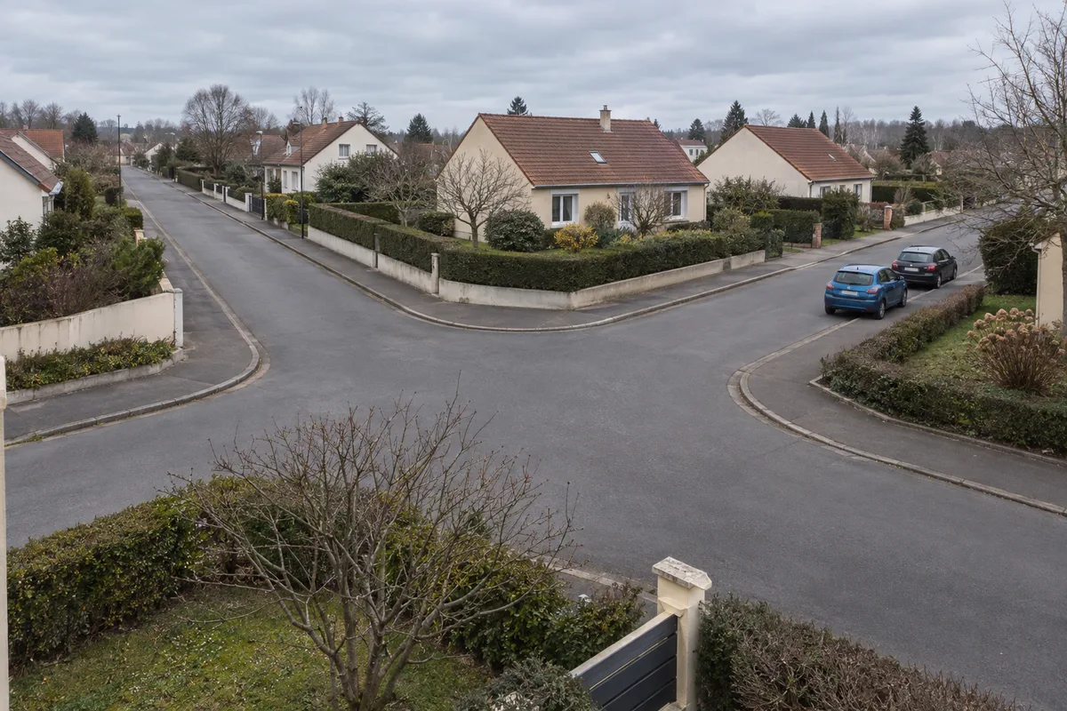 Petit carrefour de rues résidentielles françaises sans marquage au sol vu en légère hauteur